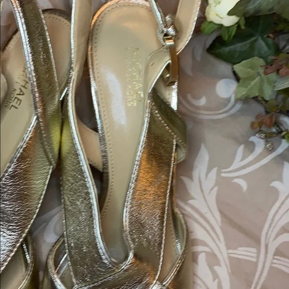NWTs Michael Kors Gold Soft Leather Heels - Picture 2 of 6
